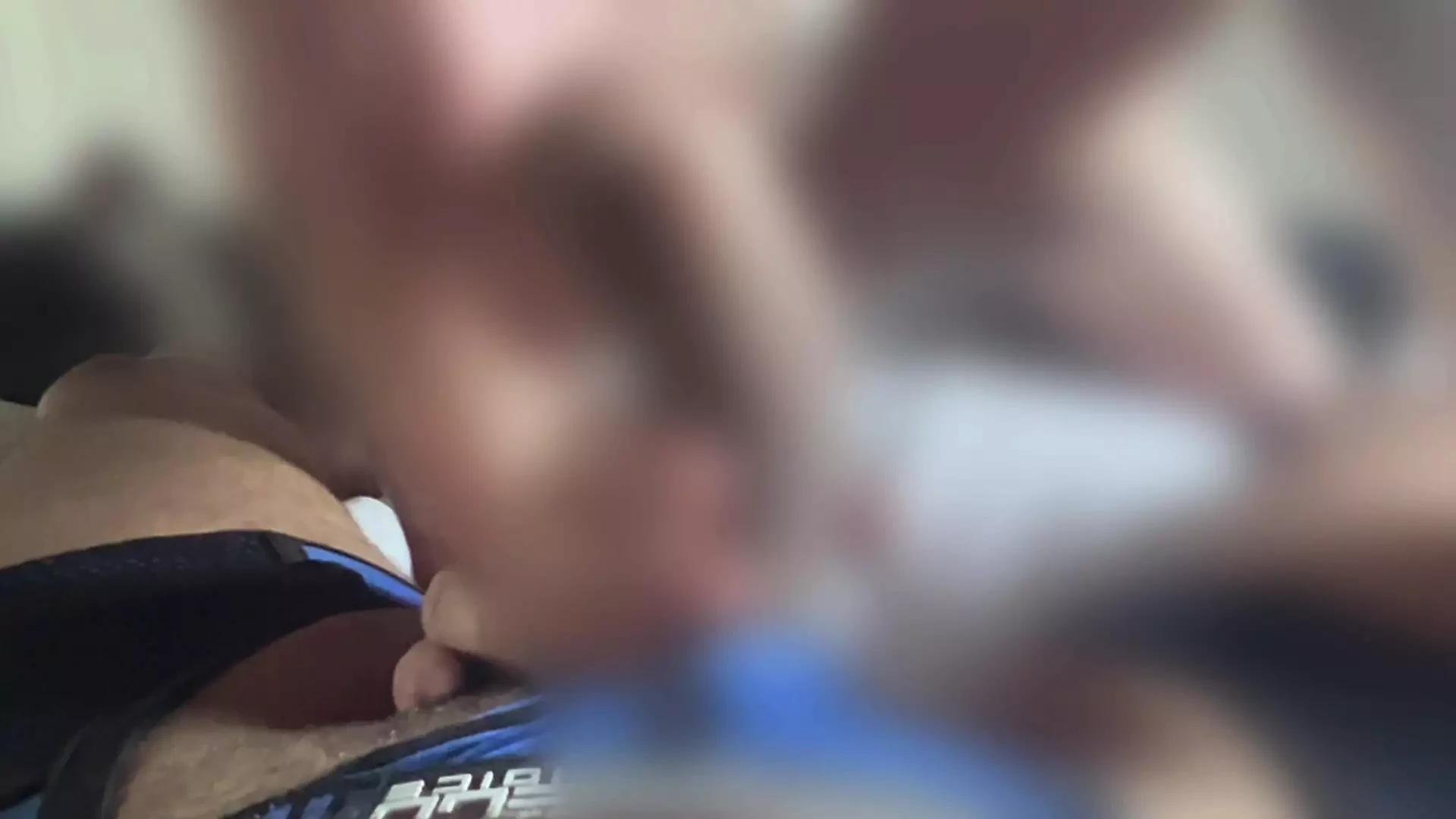 Oženjeni muškarac vara ženu dok ona kupuje