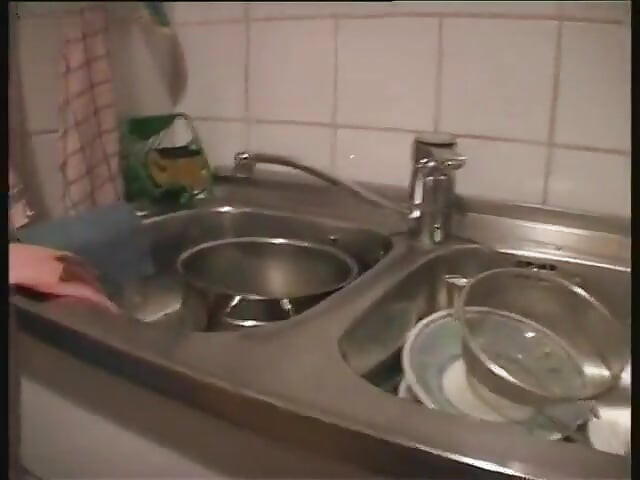 Geblinddoekte blonde babe krijgt sperma op tieten na hard te neuken
