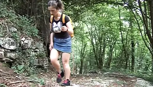Шаловливую тинку трахает зрелый экскурсовод в лесу
