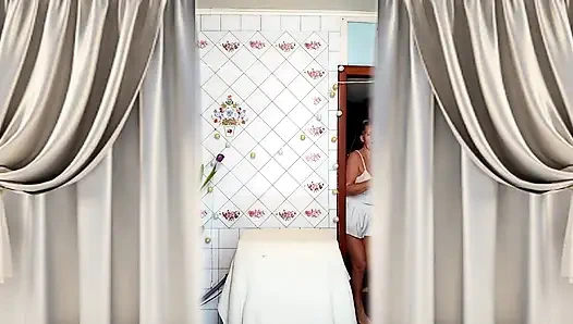 Горячая зрелая домохозяйка Lukerya в белом танке топе и шортах соблазняет и мастурбирует на стиральную машину