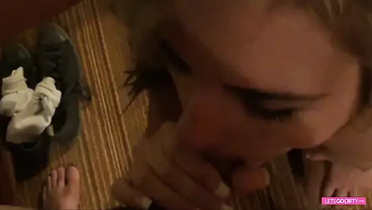 Симпатичная юная блондинка чувствует хуй ее паренька после кастинга