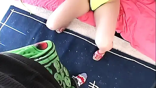 Geile behaarte süße, zierliche bekommt sperma auf ihre haarige muschi