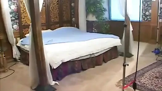 Kızıl saçlı hatun sert yarak emiyorken birkaç yeni oyuncak kullanmayı seviyor