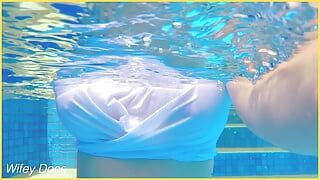 Wifey mokra koszula najlepiej kompilacji wideo - Wifey braless i mokra w basenie.