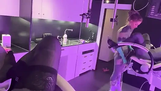 Dövmeli kız erkek arkadaşının götünü sikiyor - bağlı taşaklar ve derin parmaklama