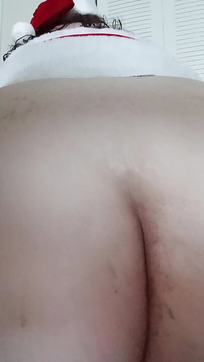 Товстушка з великою дупою катається на ялинковій ділдо