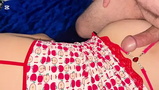 Istri mudaku sedang berbaring, aku menghajarnya dan kami