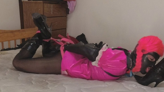 Armbinder hogtied en castidad lamiendo amante botas