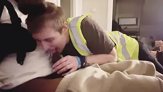 Adam lezbiyen ilk kez yarak denemeye karar verdi ve iş arkadaşını sikiyor