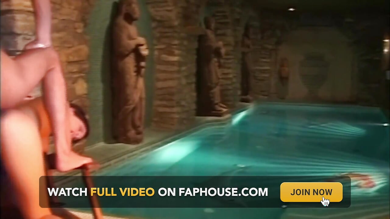 เขาเลียหีเธอในสระแล้วเย็ดตูดเธอ