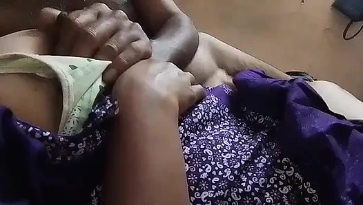Tamilisches dorfmädchen wird von ihrem ehemann die brüste massiert