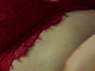 Avond eigengemaakte masturbatie in mooie rode lingerie met een orgasme. close-up