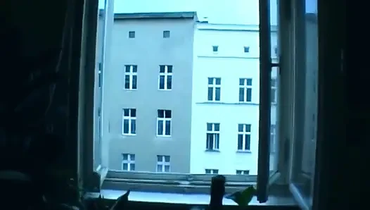 Sarışın derin amcığı parmaklamak için açıyor