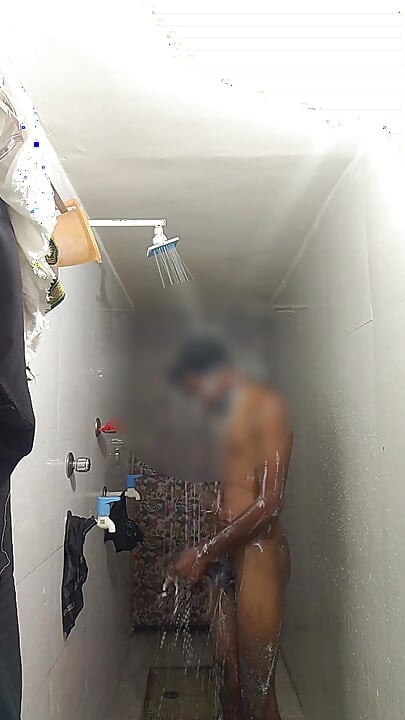Bathroom me nage nahane wala video