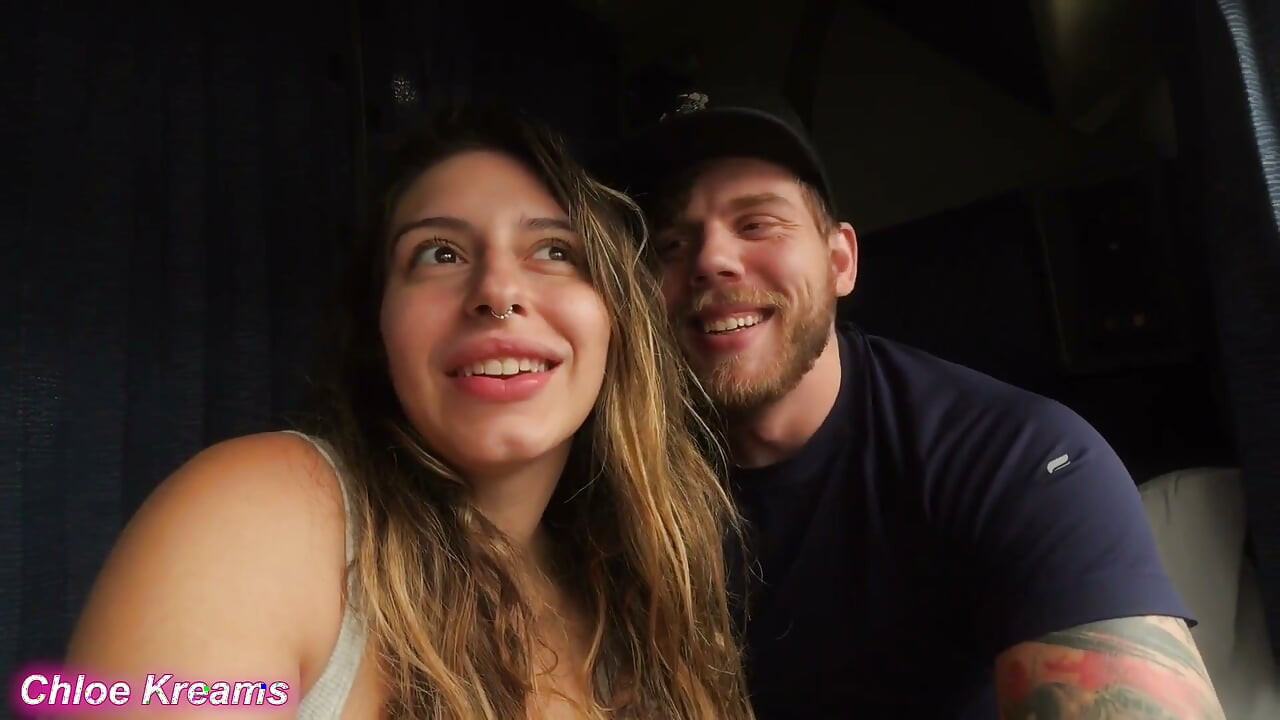 Memek berbuluku hampir kepergok sama kontol besar di dalam kereta! Chloe Kreams, Steve Rickz