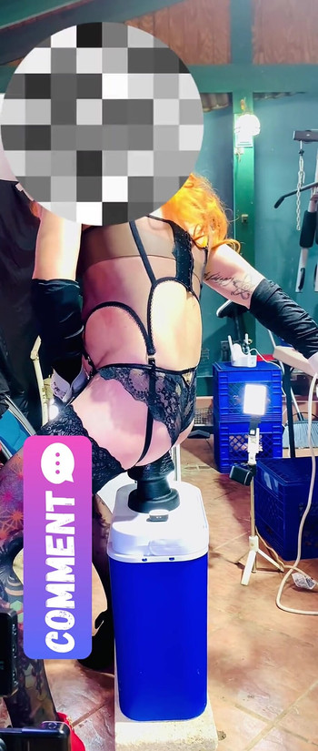 Seksi Shemale crne gaćice jebu se analno velikim dildom