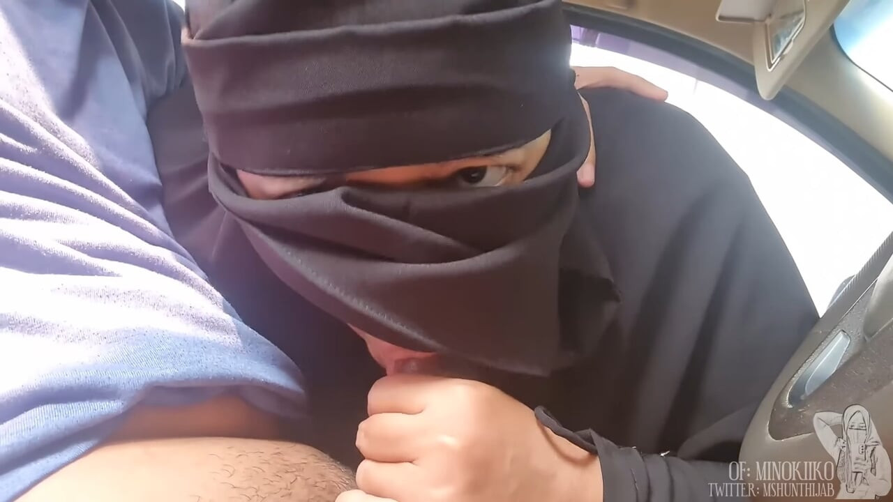 Siyah tesettürlü Minokiiko arabada sakso çekiyor
