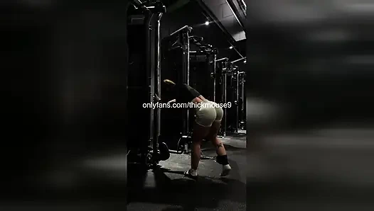 Lubang perawan 18 tahun mungil dientot habis-habisan sama deadlift slip