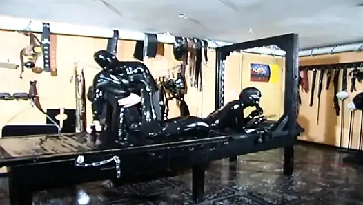 Bdsm dengan gadis bertopeng dengan lateks