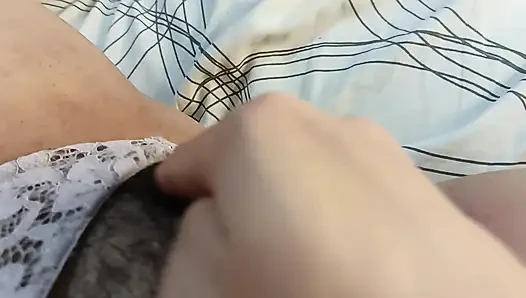 Волосатая и мокрая вагина, большие сиськи выставлены напоказ во время жесткой мастурбации