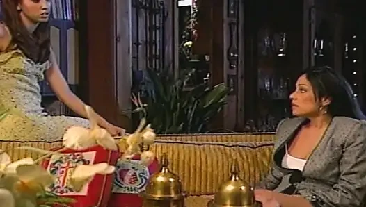 Aksi hot tante seksi rambut cokelat yang menggoda di sofa