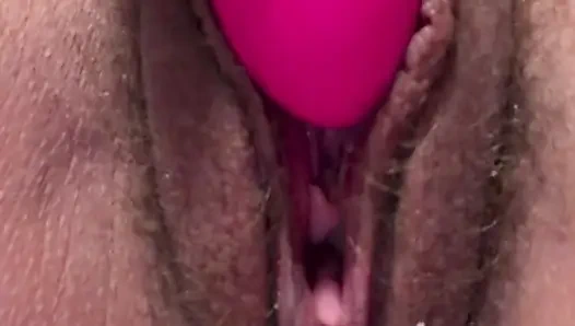 Istri merekam masturbasi memek basah berbulu closeup