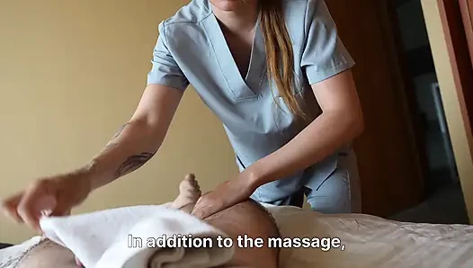 Der Physiotherapeut Gibt Mir Eine Happy-end-massage Als Zusätzlichen Bonus.