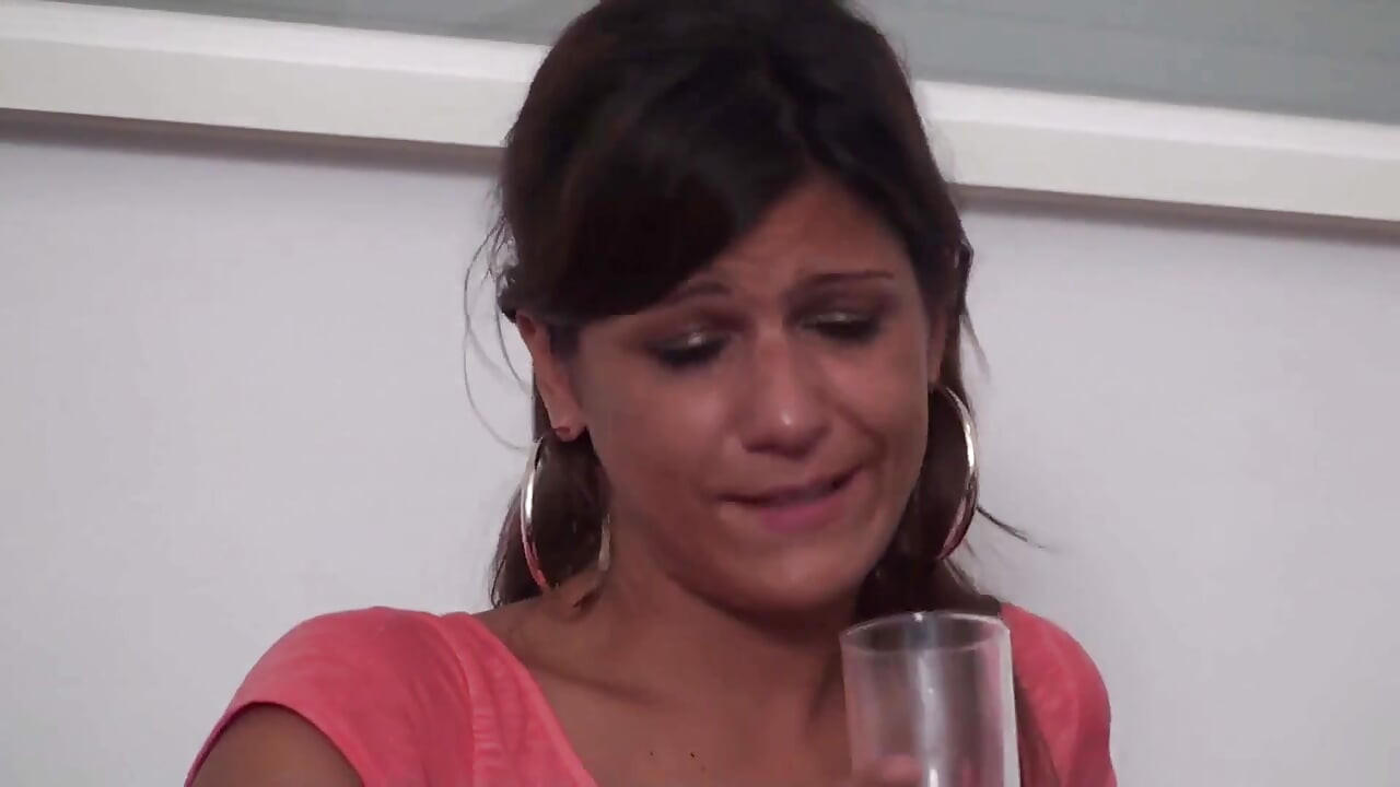 Kale bal vali malkin sigret pi rahi hai aur chhote lnd ka apman kar rahi hai