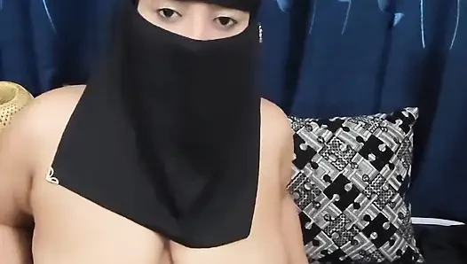 Gadis berhijab dengan tubuh semok lagi asik fingering memeknya sambil bugil sambil dientot gaya doggy