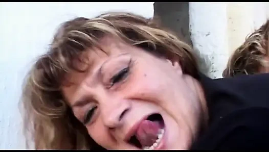 Зрелая и горячий анальный трах молодой - опытная немецкая милфа учит молодого ебаря глубоко трахаться в задницу