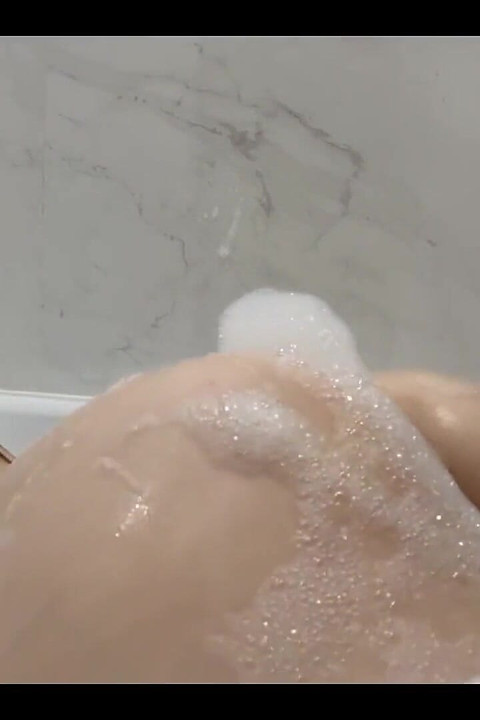 Squirting and Masturbating in a Bathroom with Lots of Bubble Bath