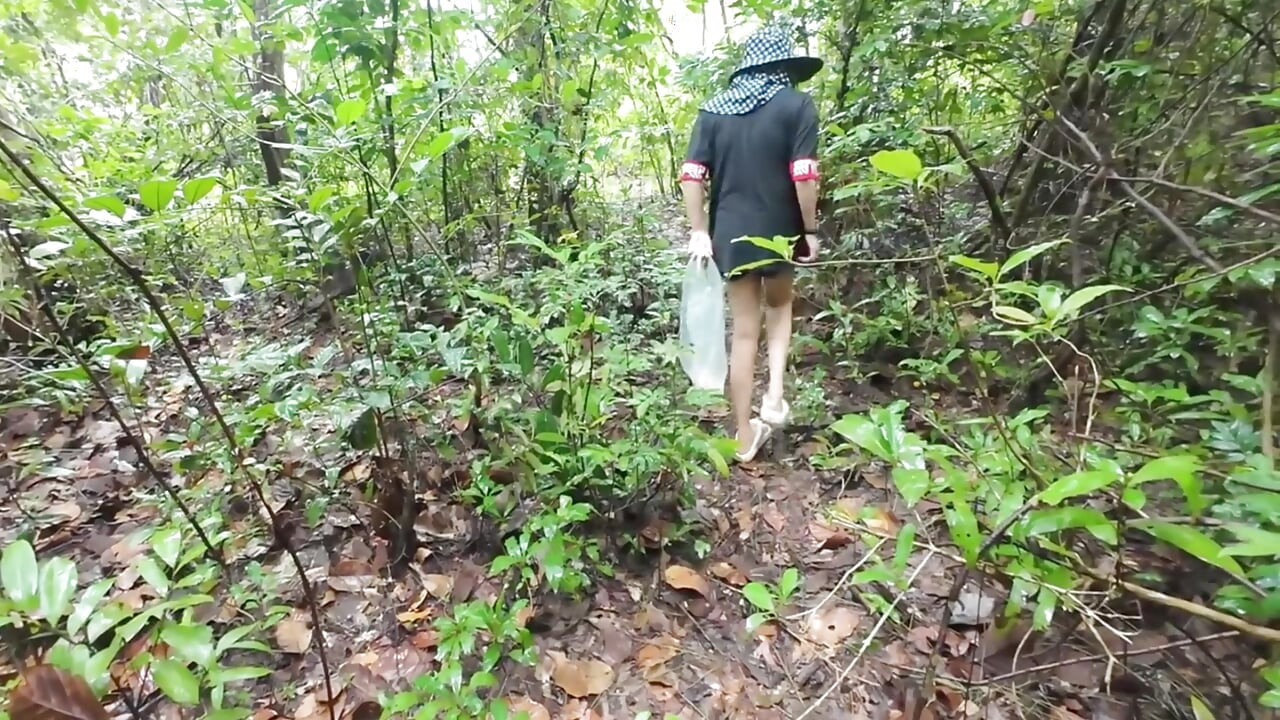 Thailändisches Mädchen läuft entlang der Field Road auf dem Land Thai Outdoor Public