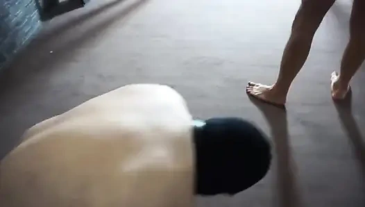 Сумасшедшие телочки из женского доминирования жестко бьют их рабыню с членами