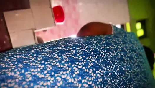 Hintli desi ateşli teyze sabah amcası evde yokken mutfakta yemek yaparken komşu adam tarafından sikiliyor