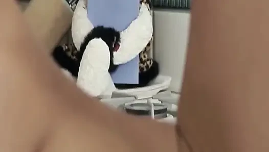 Blonde MILF squirtet hart, während sie haarigen reifen schwanz reitet
