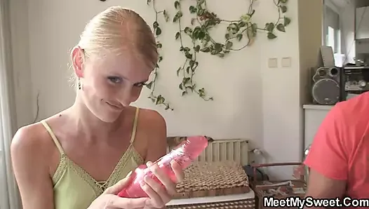 Chuda blondynka nastolatka dostaje urodziny trójkąt z chłopakiem