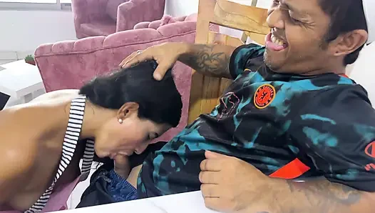 Дик Дварф уничтожает огромную MILF и наполняет её молоком, пока она не брызгает