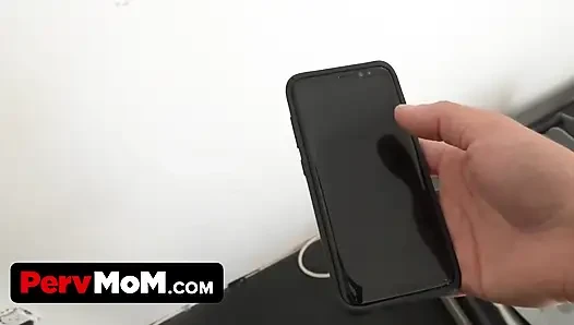 Ibu tiri latina nyepong kontol ceroboh