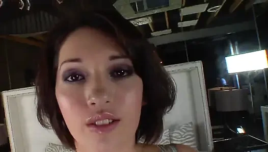 Cewek seksi rambut cokelat lagi asik nikmatin kontol besar yang ngaceng di mulutnya