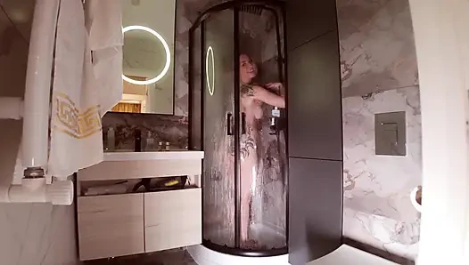 Endre Love, pelacur ini, dia disetubuhi dengan keras setelah mandi.