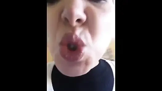 Parmaklarımı burnuma sokmamalıydım ama çok hoşuma gidiyor...