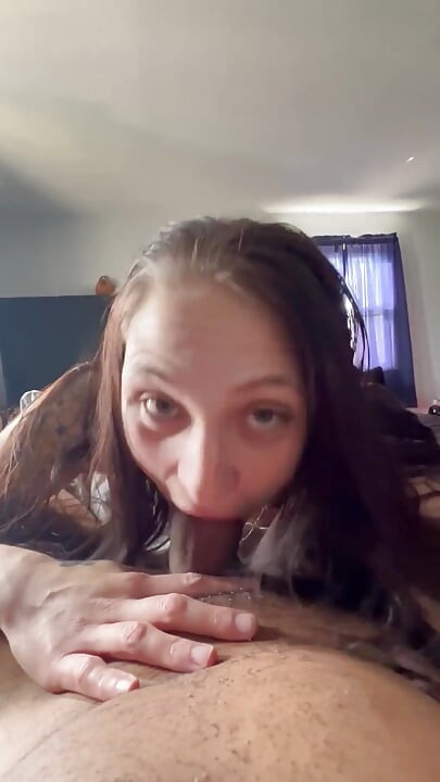 Petite slut chupando bbc