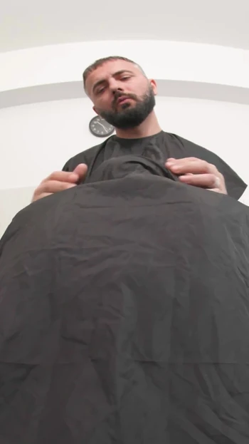 Iconic moment from "Barbershop Suzzi Eis"