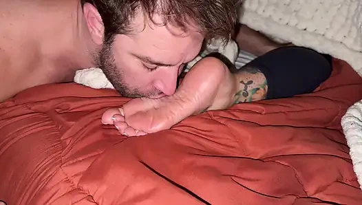 Jilat dan muasin kaki seksi tante seksi ini dengan keponakan tirinya yang langsing - roleplay