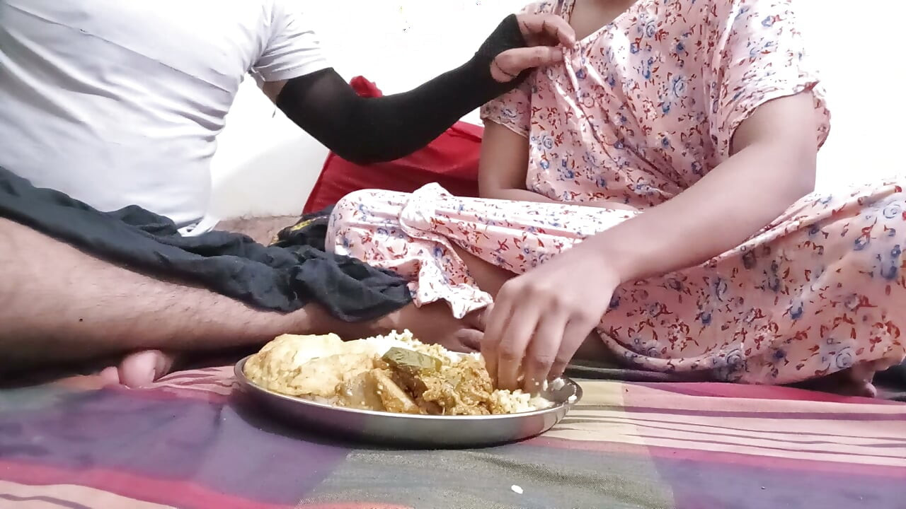 Güzel Sexy_Toma bhabhi, kayınbiraderi tarafından sertçe sikiliyor, gerçek desi kız kocasını aldatıyor, yemek yerken sikişiyor, cinsel videoyu izleyin