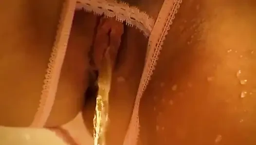 Goldenshowers melalui crotchless