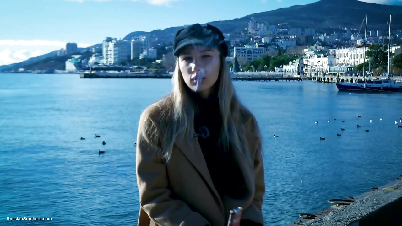 Ao ar livre fumando com beaty russa menina 1