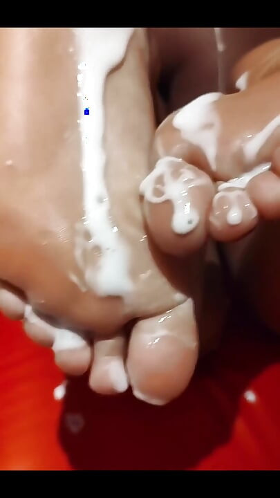 내 큰 엉덩이와 정액으로 가득 찬 맛있는 발로 당신을 자극해