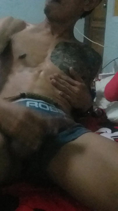 Bărbat thailandez masturbează o pulă mare.