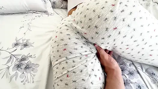Всегда хотела трахнуть свою маленькую падчерицу. Теперь у меня есть шанс